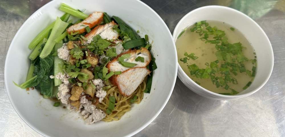 Lương Ký Mì Gia là một quán ăn nổi tiếng chuyên phục vụ các món mì Tàu truyền thống